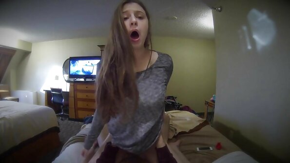 ஹோலி மிருகத்தனமான டில்டோஸ் மூலம் தன்னைத்தானே அடித்துக்கொள்கிறார் பிரபல ஆபாச