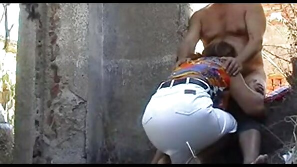 கழுதையில் பெரிய மான் செர்ரி நசுக்க ஆபாச