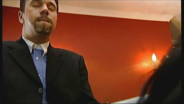 கேமரா முன் ஒரு அழகான மனிதருடன் தூங்க ஒப்புக்கொண்டார் ஆண் குழாய்