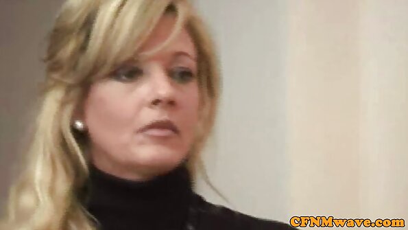 அவரது கே குழாய் பந்துகளை உருட்டுகிறார்