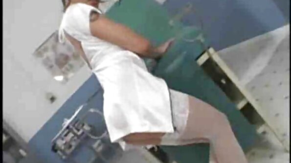 தம்பதிகள் புதர்களுக்குப் பின்னால் கருப்பு லெஸ்பியன் ஆபாச ஒளிந்து கொண்டனர்