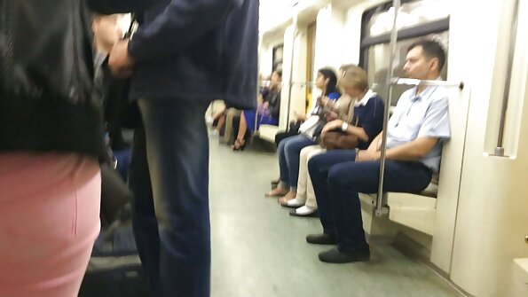 தூண்டும் மாடிப்படி ஆபாச ஜெட் விமானத்தின் கீழ் இணைக்கப்பட்ட புஸ்ஸி