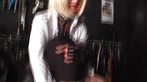 வெள்ளை அவள்-பிசாசை கருப்பு லெஸ்பியன் ஆபாச மகிழ்விக்கிறது