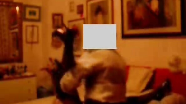 ஒரு இளம் கருங்காலி ஆபாச விபச்சாரியை அழைத்துச் சென்றார்