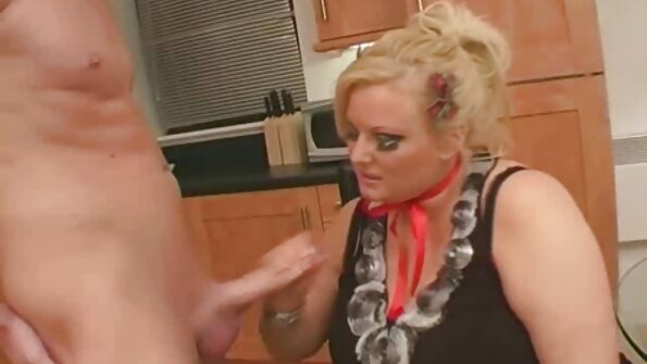 அவளது மெல்லிய கால்களை அமெச்சூர் ஆபாச விரிக்கவும்