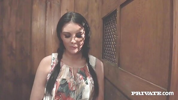 தோட்டத்தில் ஒரு நாற்காலியில் குடுத்து கே ஆண் குழாய்