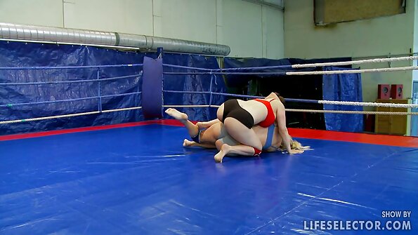 மேசையில் பெடல் வெள்ளெலி ஆபாச பீபி