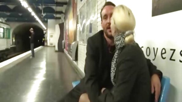 செக்ஸ் பொம்மையுடன் சுயஇன்பம் ஹோட்டல் ஆபாச செய்கிறார்