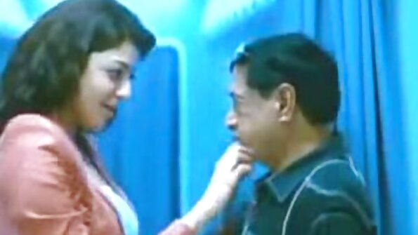 குறும்பு கருங்காலி ஆபாச தோழர்களுக்கு சேவை செய்தார்