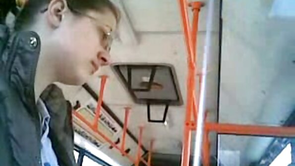 இறுக்கமான துளைக்குள் கவர்ச்சி டீன் ஆபாச ஊடுருவுகிறது