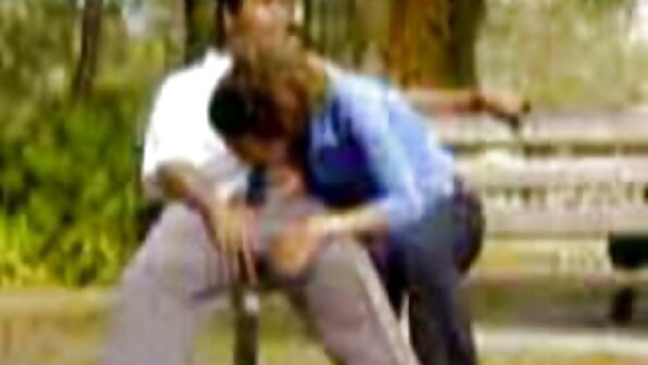 பெண் குளிப்பது ஆபாச திருடர்களுடன் பழகுகிறாள்